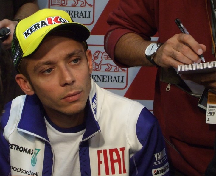 Ο Rossi ακούει προσεκτικά τις ερωτήσεις